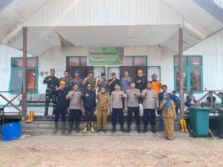 Patroli Karhutla, Polda Kalbar Turun Bawa Air Bersih untuk Warga